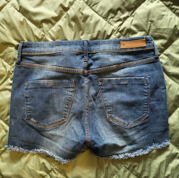 H&M distressed denim shorts - Picture 3 of 3